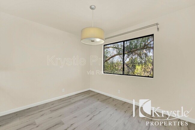 Building Photo - 900 Cambridge Dr