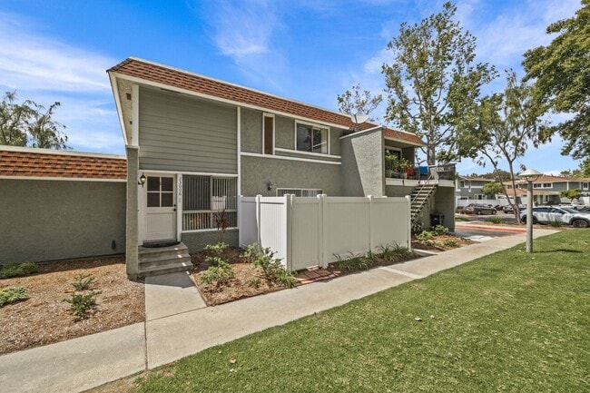 Building Photo - Beautiful Townhome in Mission Viejo