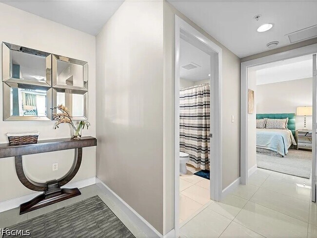 Building Photo - 3000 Oasis Grand Blvd