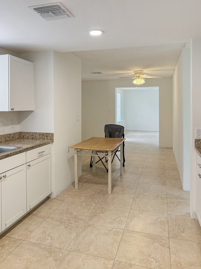 Building Photo - 202 2nd St