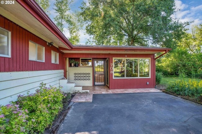 Building Photo - **50% OFF FIRST MONTH'S RENT** Country Liv...