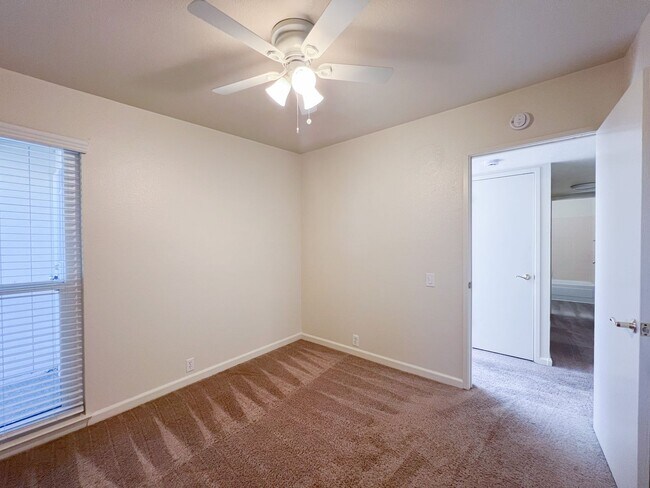 Building Photo - Spacious 3 Bed 2 Bath Home