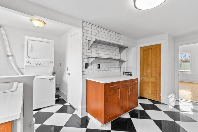 Building Photo - 34 Erie St