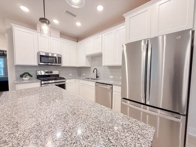 Building Photo - Resort-Style Living in eTown | Gated Community + Top Amenities