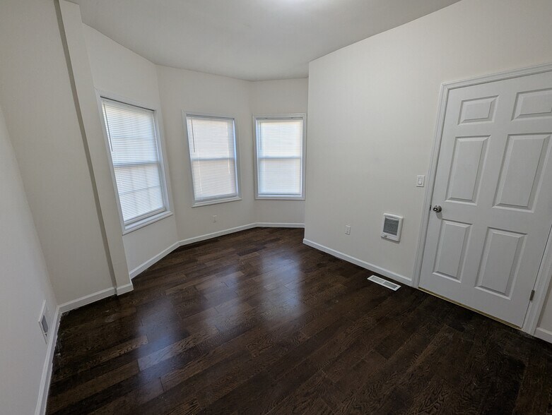 Building Photo - 152 S 10th St