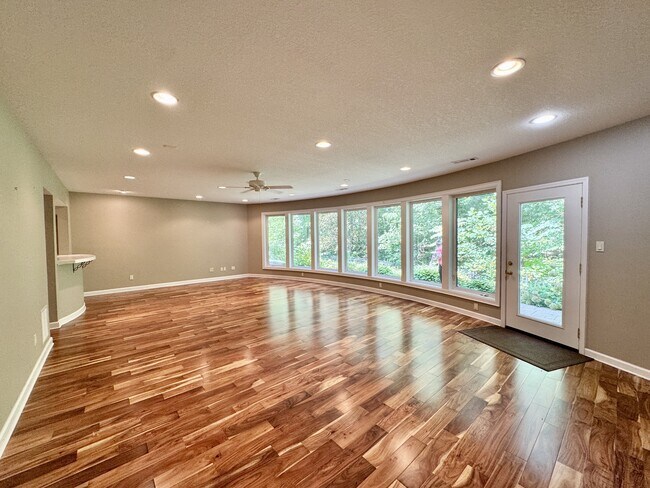 Building Photo - 124 Vinita Ln
