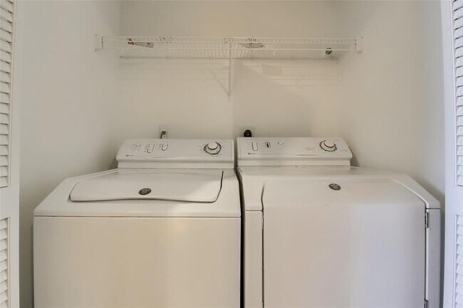 Building Photo - 54 Rainey St