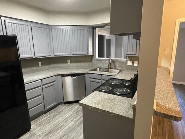 Building Photo - 3 BEDROOM 2 BATHROOM HOUSE IN DENTON