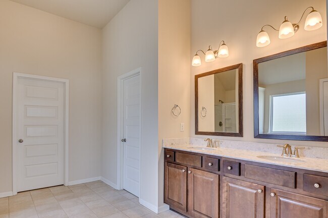 Building Photo - 5014 Vine Ln
