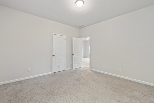Building Photo - House Beds - 5 Baths - 4