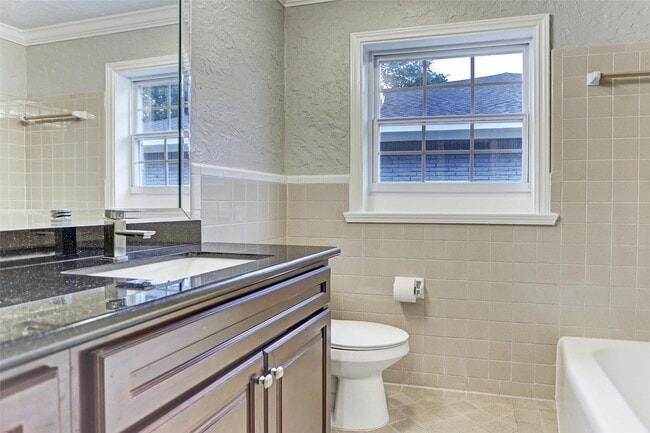Building Photo - 4315 Woodvalley Dr