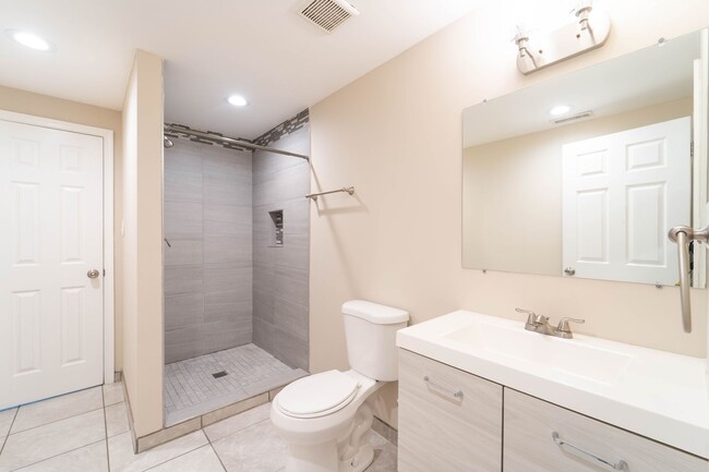 Building Photo - 5 BD 3 BA Oxon Hill, MD home is ideal for ...