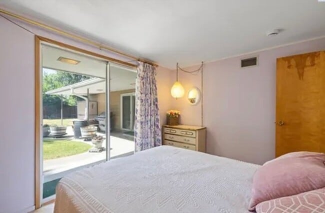 Building Photo - Spacious 4-Bedroom Home with Solar Panels in Richland