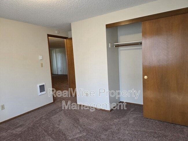 Building Photo - 2022 E 6th St