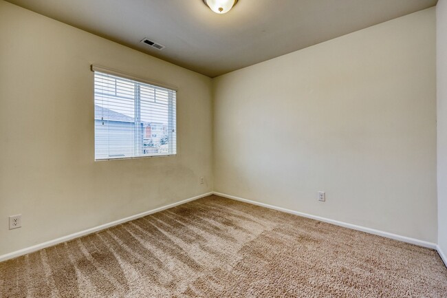 Building Photo - MOVE IN READY! 4 bed plus den - easy I-5 a...