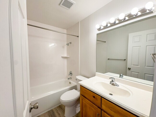 Building Photo - 1340 E Navajo Dr