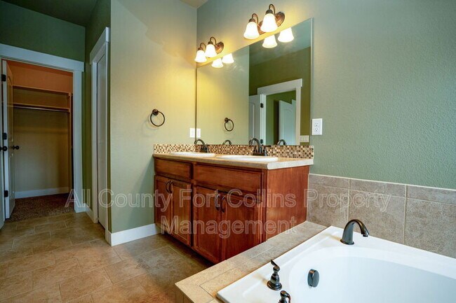 Building Photo - 5020 Cinquefoil Ln