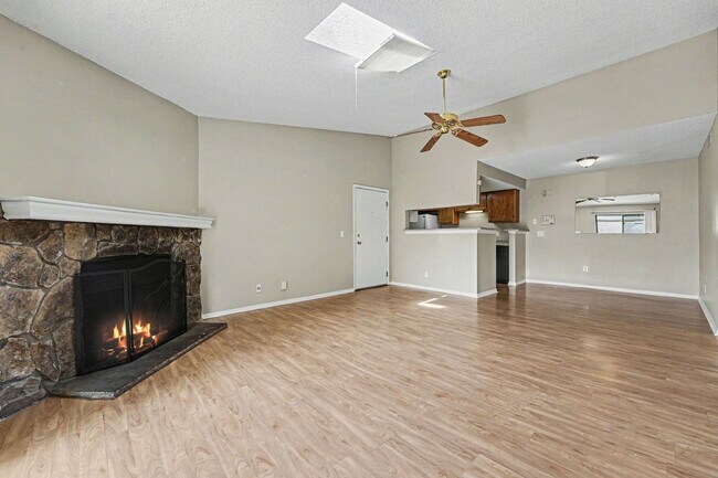 Building Photo - 2 bedroom 2 bathroom Top-Floor Condo with Balcony, Storage & Parking
