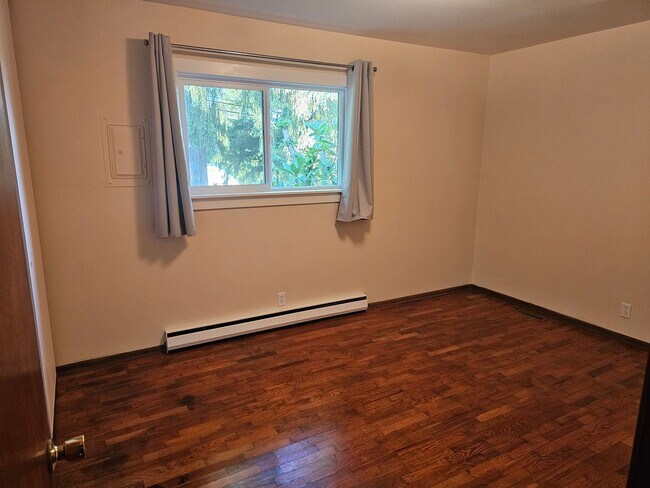 Building Photo - West hill Auburn - Darling 3 bed 1 bath ra...