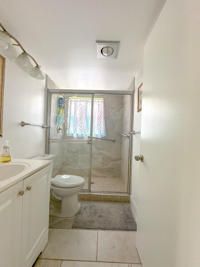 Building Photo - 127 Mansfield D