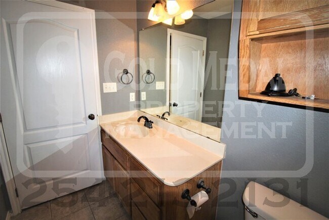 Building Photo - 401 Hedy Dr