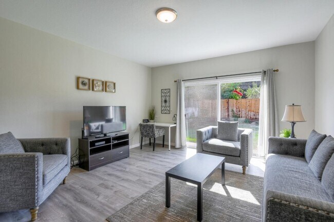 Building Photo - 546 Woodstock Way