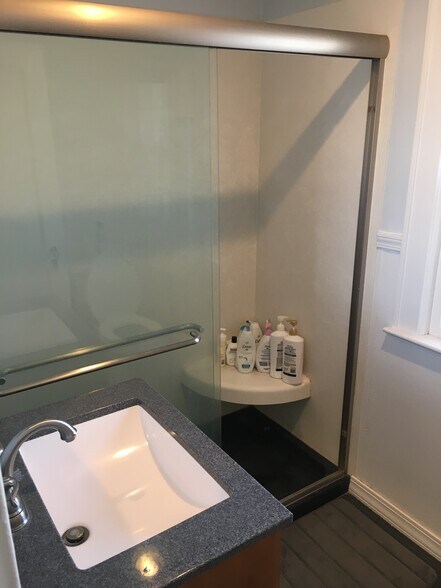 Full Bath - 1304 Dunklin St
