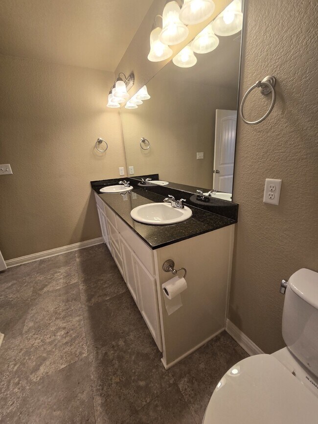 Building Photo - Spacious 3 Bedroom, 2 Bath Duplex for Rent...