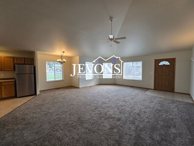Building Photo - Two-bedroom home with a fully equipped kit...