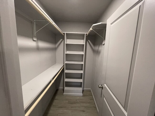 Building Photo - Spacious Home on a quiet cul-de-sac street