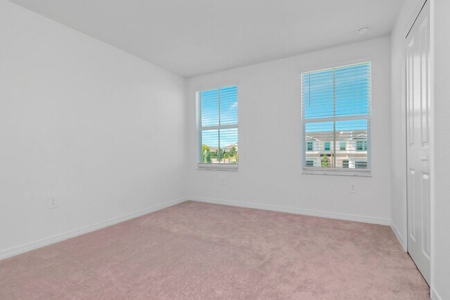 Building Photo - Brand-New 3BR/2.5BA Townhome in Lakewood Ranch — Internet, Trash & Lawn Care Included