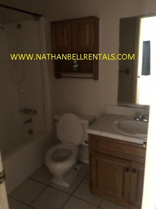 Building Photo - 3 bedroom 2 bath duplex