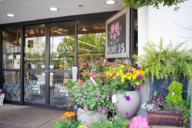 Building Photo - Stunning 1931 Townhome with Original Details You've GOT to See!