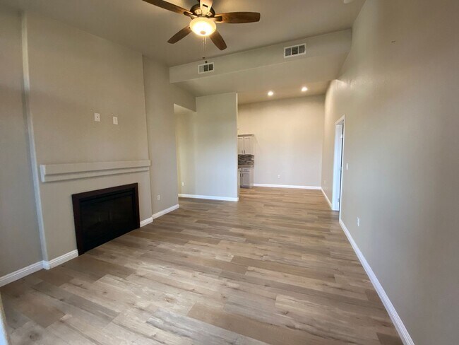 Building Photo - Modern Condo in Gated Community!