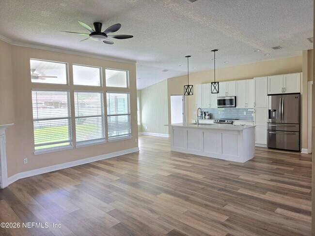 Building Photo - 2071 Thornhill Drive