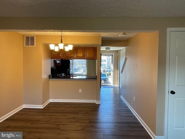 Building Photo - 5863 Rowanberry Dr