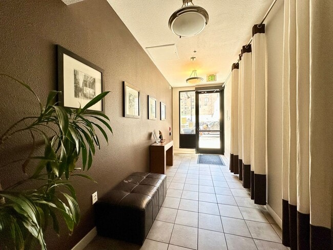 Building Photo - Bright 1BR/1BA Condo in Downtown SF – Step...