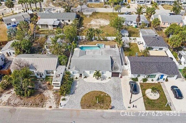 Building Photo - 14024 N Bayshore Dr