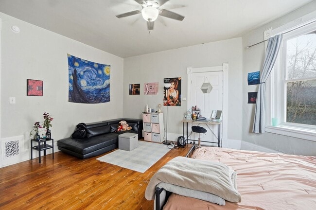 Building Photo - 6 bed/2 bath on Rohs St., Mins. from UC for Only $600/pp ($3,600/mo)! $250 SIGN ON BONUS FOR LTO!!!