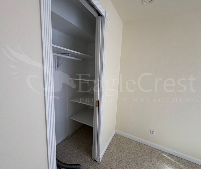 Building Photo - *2nd Month Rent Free* 3 Bedroom Townhome Near Country Club Golf Course