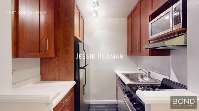 Building Photo - 1570 First Ave -4GH