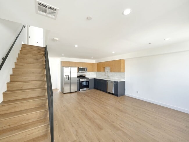 Building Photo - Massive 4 & 5 Bed Luxury Townhomes