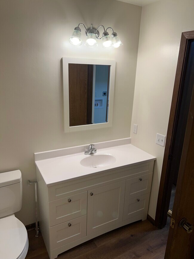 Building Photo - 5552 Cresthaven Ln