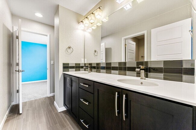 Building Photo - Modern End Unit in the Meadows!