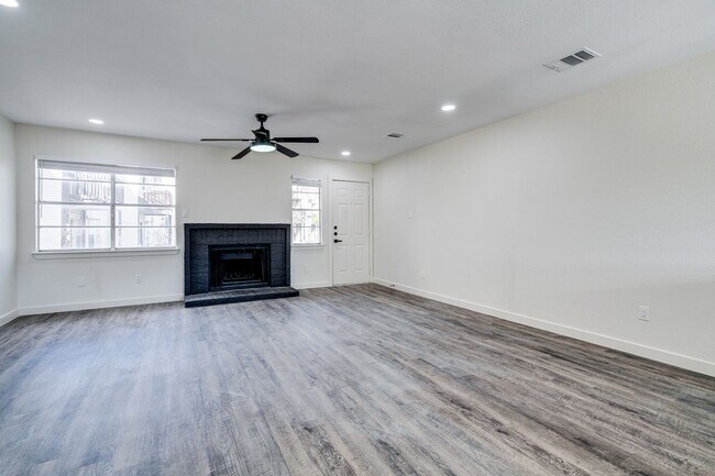 Building Photo - RIVER CROSSING ATX - 2BD/2.5BA - TOWNHOUSE - NEAR DOWNTOWN - NEW INTERIOR - $1495