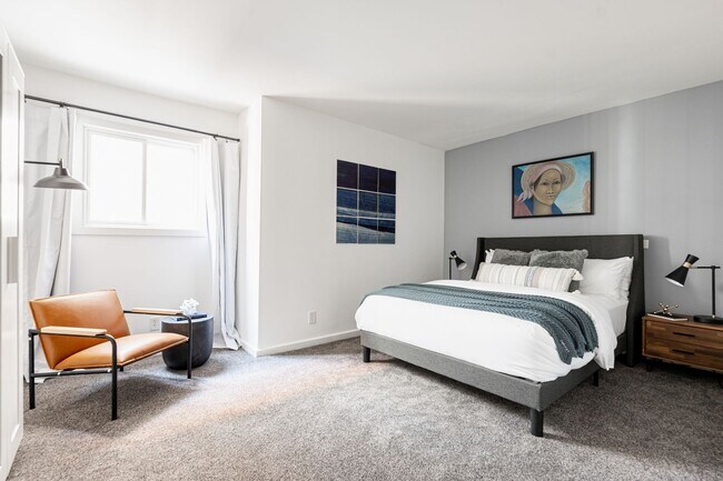Building Photo - Gorgeous 2 Bedroom 2 Bathroom Condo in Low...
