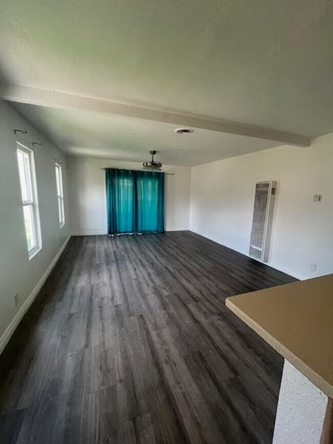 Building Photo - Pet Friendly 4 Bedroom Home
