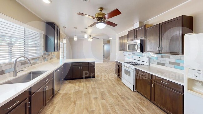 Building Photo - 826 S Sarnoff Dr