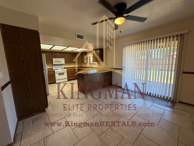 Building Photo - 3 Bedroom / 2 Bath Home with Courtyard Entry, Fireplace & Spacious Backyard