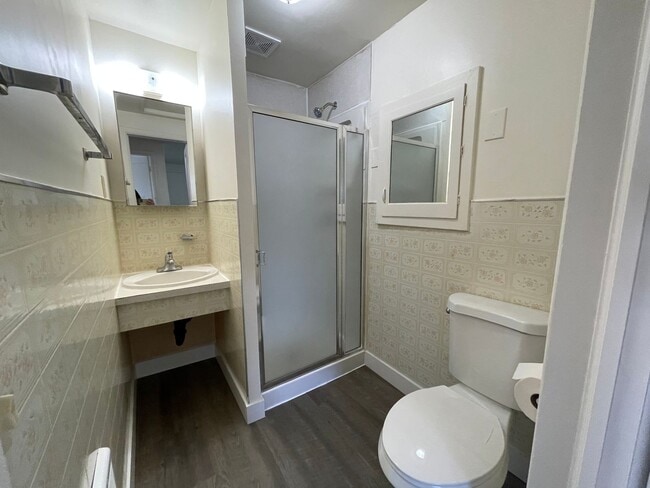 Building Photo - 3 bedroom 1 1/2 bath newly remodeled Roseb...